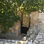 Theisoa.old Little House In The Garden . Andritsaina. 別荘 *