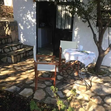 Theisoa.old Little House In The Garden . Andritsaina. * アンドリツェナ