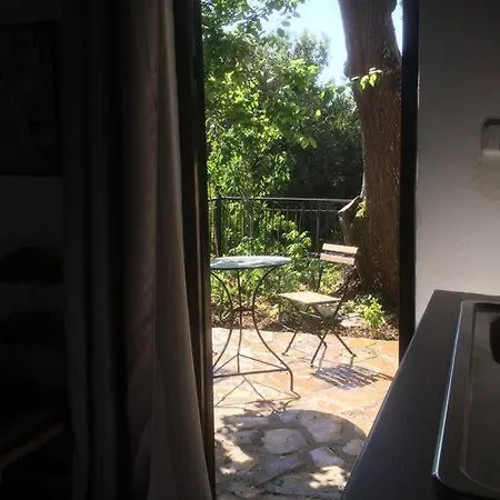 Theisoa.old Little House In The Garden . Andritsaina. Hébergement de vacances *