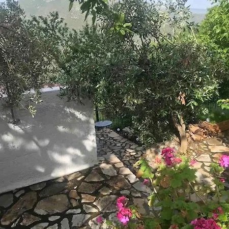 Theisoa.old Little House In The Garden . Andritsaina. Hébergement de vacances *