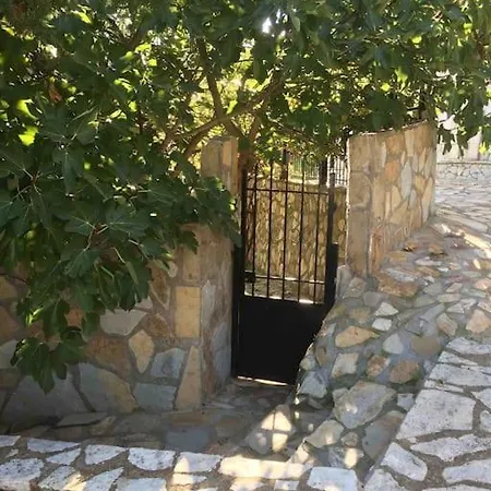 Theisoa.old Little House In The Garden . Andritsaina. Hébergement de vacances *