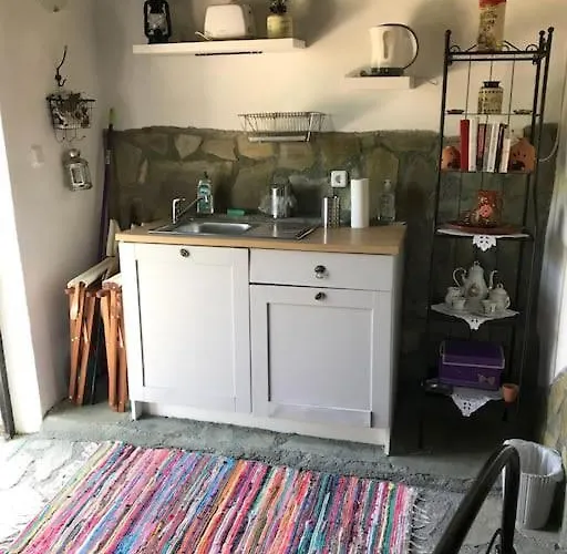 Theisoa.old Little House In The Garden . Andritsaina. 안드리차이나