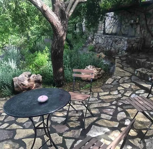 Nyaraló Theisoa.old Little House In The Garden . Andritsaina.