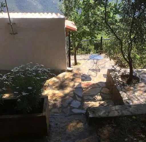 Theisoa.old Little House In The Garden . Andritsaina. Nyaraló Andrícena