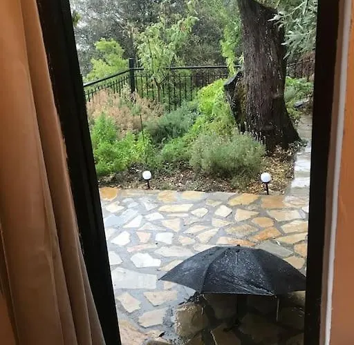 Theisoa.old Little House In The Garden . Andritsaina. 안드리차이나