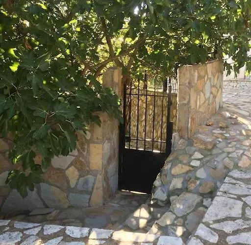 Theisoa.old Little House In The Garden . Andritsaina. Nyaraló *