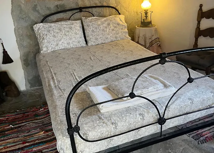 Nyaraló Theisoa.old Little House In The Garden . Andritsaina.